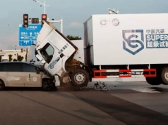 Czołowy crash test: bardzo ciężkie auto osobowe oraz średniotonażowa ciężarówka