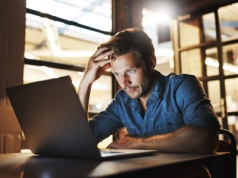 Programiści korzystają z AI, ale jej nie ufają