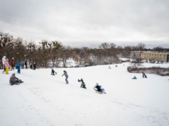 „Była karetka”. Niebezpieczna górka na Moczydle. Sanki tylko na własne ryzyko