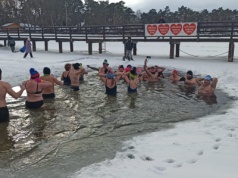 Do lodowatej wody weszli na próbę. Kąpiel powtórzą z okazji finału WOŚP