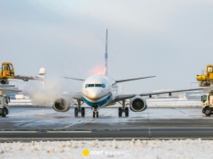 Śnieg i mrozy paraliżują ruch lotniczy. Europejskie lotniska walczą z zimą