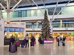 Zima uderzyła w podróżnych. Samoloty krążyły nad Warszawą