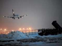 Śnieg sparaliżował Lotnisko Chopina. Samoloty skierowane do Poznania, są opóźnienia