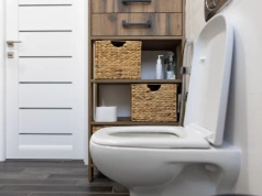 Wyciśnij, poczekaj, wytrzyj. Żółte plamy z deski sedesowej znikną same