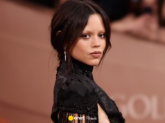 Jenna Ortega w odważnej kreacji na Złotych Globach. Spójrzcie na te wycięcia