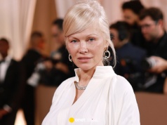 I wtedy wchodzi ona cała na biało. Pamela Anderson zadała szyku podczas Złotych Globów