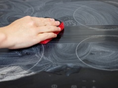 Uważaj, czym myjesz płytę ceramiczną. W ten sposób możesz tylko pogorszyć sprawę