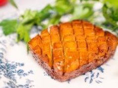 Choć wygląda jak typowa szynka, nie ma w niej grama mięsa. Ten przepis zaskakuje na każdym etapie