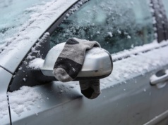 Zimą na lusterka naciągają skarpety. Rozsądny trik czy bzdura?