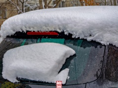 Niedokładnie odśnieżasz auto lub nie robisz tego walce? To surowo karane wykroczenie