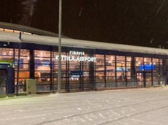 Przez rekordowo niskie temperatury turyści utknęli na lotnisku w Laponii. Zamarza nawet sprzęt