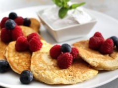 Zamiast zwykłych placuszków robię te. Napakowane białkiem, idealne na lekkie śniadanie