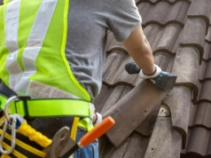 Państwo każe zdjąć eternit, ale na nowy dach nie daje ani złotówki. Sprawdzamy dopłaty 2026