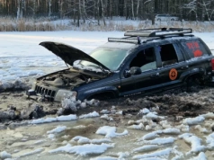 Załamał się lód pod samochodem na zbiorniku „Bagno” w Ładzyniu. Interweniowały służby