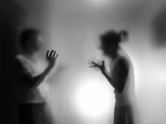 Rysował tatę bez twarzy. "Jak tata ma twarz, to jest zły. Jak nie ma, może być miły"