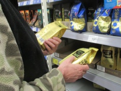 Eksperci przebadali popularne kawy. Najlepszą kupisz w sklepach w Polsce, tyle kosztuje