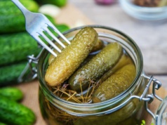 Szybka surówka z kiszonych ogórków. Pasuje dosłownie do wszystkiego. Zrobisz ją w 5 minut