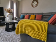 Małe mieszkanie, wielkie wyzwanie. Jak wybrać meble, żeby optycznie powiększyć salon?