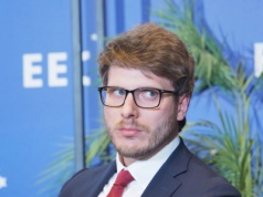 Chemia biegnie z kulą u nogi. Bez zmian miejsca pracy będą znikać