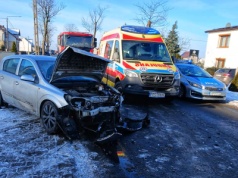 Groźne zderzenie. Trzy osoby w szpitalu, droga zablokowana (ZDJĘCIA)