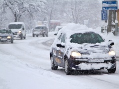 Śnieg, mróz i praca w UK. Kiedy możesz zostać w domu i co z pensją?