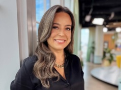 Ten detal zmienił wszystko. Dojrzałe panie powinny kupić te spodnie