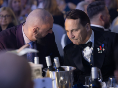 Gortat z odznaką od Sikorskiego. Bene merito… czyli „dzięki za kampanię”?