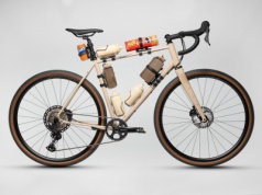 Brakuje gwintów pod mocowania na gravelu? Ten drobiazg może zmienić pakowanie sprzętu na trasę