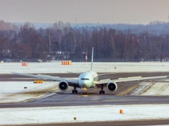 Odwołane loty, lód i śnieg. Duże problemy w europejskim hubie przesiadkowym