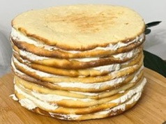 Piekę placki z twarogu i przekładam kremem. Nikt nie powie, że tort to tylko puste kalorie