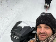 Żużel. Kasprzak staje na głowie, Woźniak tarza się w śniegu i Dudek na desce (POZA TOREM)