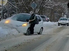 Kierowca prawie rozjechał chłopca na pasach. W Internecie pouczają… dziecko