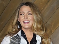 Lubisz białe koszule i tweedowe marynarki? Ten styl będzie jednym z hitów wiosny 2026