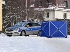 Zwłoki mężczyzny na chodniku na Bródnie. Interweniowały służby