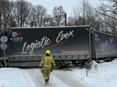Rybnica - ciężarówka w rowie, droga zablokowana
