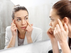 Zmarszczki pod oczami będą znacznie mniejsze. Wystarczą 2 tanie składniki z kuchni