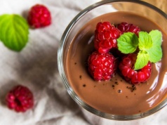 Czekoladowy mus z malinami – deser na przyjęcie urodzinowe dla dziecka