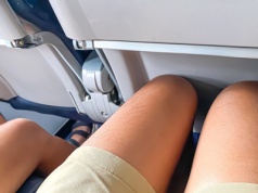 Więcej miejsca na nogi bez dopłaty? Eksperci podpowiadają, gdzie warto siedzieć w samolocie