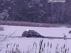 Wjechał autem na zamarznięte bagno. Pod pojazdem załamał się lód