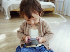 Dajesz dziecku telefon, żeby mieć chwilę spokoju? Naukowcy: mózg zapamięta to na lata