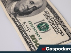 Niepewność rządzi dolarem