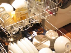 Szklanki i kieliszki wyglądają staro, choć są nowe? Wina leży w ustawieniu zmywarki