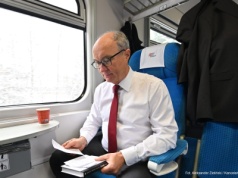 „Za mnie będzie latał Hołownia”. Słowo się rzekło i... Czarzasty pojechał do Berlina pociągiem