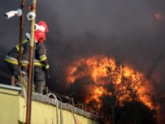 Groźny pożar w Łódzkiem. Dwóch strażaków miało wypadek