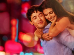 Ludzie, których spotykamy na wakacjach (2026) - recenzja filmu . Między chemią a fizyką ciał stałych