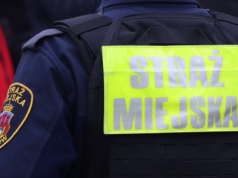 Trujący dym nad krakowskim osiedlem. Strażnicy przyłapali mężczyznę na gorącym uczynku