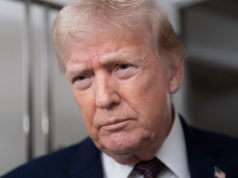 Trump grozi 25% cłem amerykańskim na kraje handlujące z Iranem