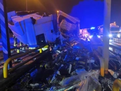 Zestaw z naczepą nie trafił w bramki na A4 – kabina ciągnika spadła na bariery