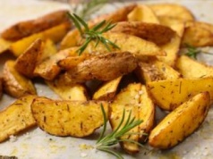 Takie ziemniaczki piekła moja babcia. Aromatyczne z chrupiącą skórką i aksamitnym środkiem