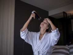 Suszenie włosów bez puszenia, czyli dlaczego warto wybrać suszarkę z dyfuzorem?